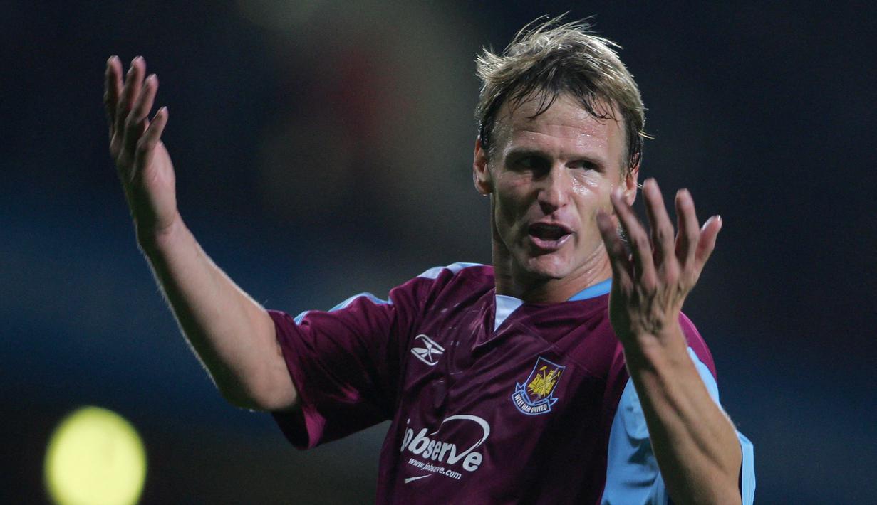 Teddy Sheringham. Striker berusia 55 tahun yang pensiun di Colchester Utd Juli 2008 ini menjadi pemain tertua yang mencetak gol di Liga Inggris. Pada (26/12/2006) di pekan ke-20 ia mencetak 1 gol West Ham dalam kekalahan 1-2 dari Portsmouth di usia 40 tahun, 8 bulan dan 24 hari. (AFP/Carl De Souza)