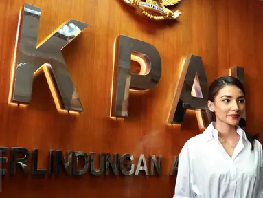 Tsania Marwa saat tiba di Komisi Perlindungan Anak Indonesia (KPAI), Jakarta, Selasa (2/5). KPAI memanggil Tsania Marwa terkait kasus hak asuh anak. (Liputan6.com/Herman Zakharia)