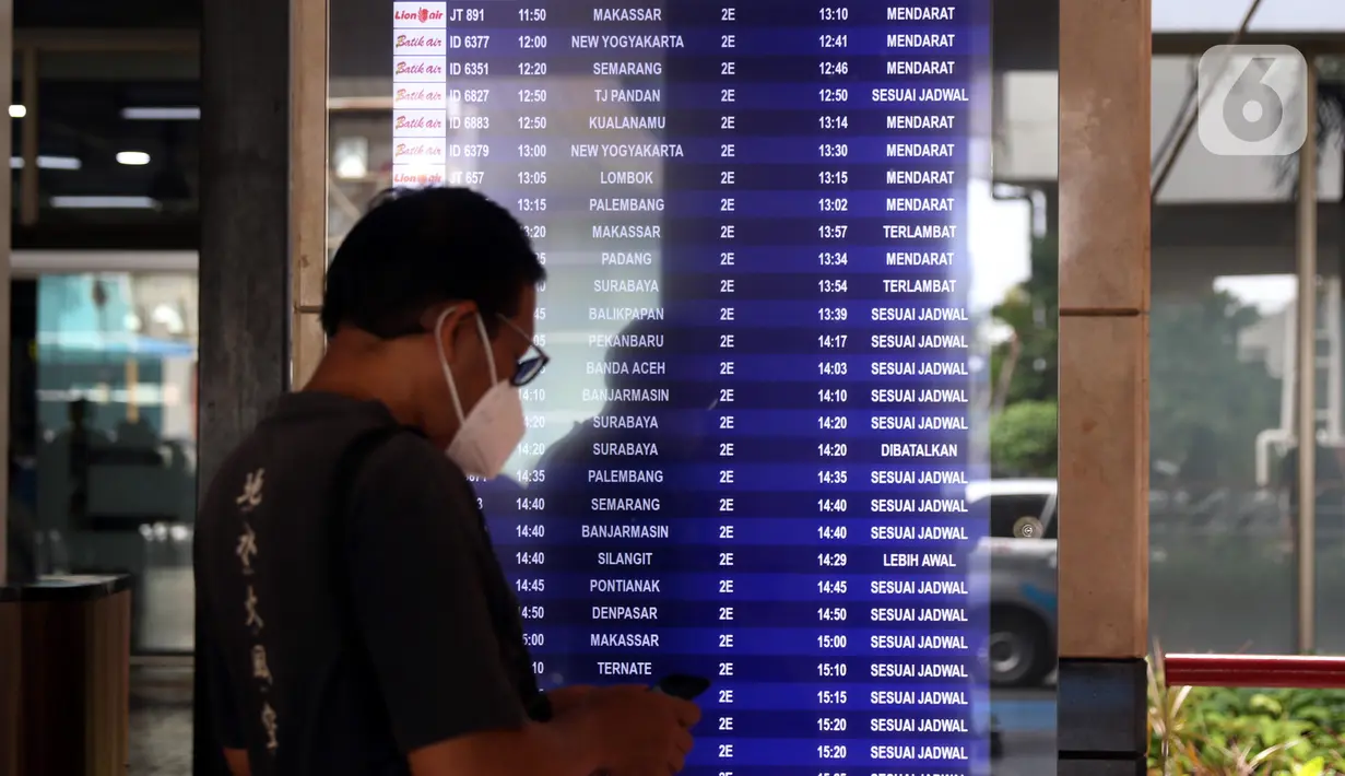 Penumpang pesawat berjalan keluar dari Terminal 2 Bandara Soekarno Hatta, Tangerang, Banten, Selasa (18/5/2021). Berdasarkan data pengelola Bandara Soekarno Hatta pada hari pertama ascalarangan mudik, tercatat ada 76.942 pergerakan penumpang. (Liputan6.com/Angga Yuniar)