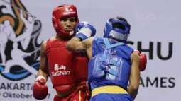 Atlet Wushu nomor Sanda beraksi pada Kejuaraan Nasional Wushu di Sport Mall Britama Arena Kelapa Gading,Jakarta, Sabtu, (28/10/2017). Ajang tersebut juga sebagai test event Asian Games XVIII 2018. (Bola.com/M Iqbal Ichsan)