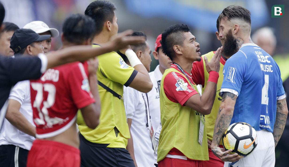 Bek Persib Bandung, Bojan Malisic, bersitegang dengan striker Persija Jakarta, Bambang Pamungkas, pada laga Liga 1 di Stadion GBLA, Jawa Barat, Minggu (23/9/2018). Persib menang 3-2 atas Persija. (Bola.com/M Iqbal Ichsan)