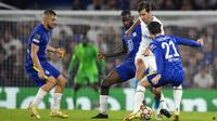 Pemain Zenit St Petersburg Aleksandr Erokhin (kedua kanan) berebut bola dengan pemain Chelsea Mateo Kovacic (kiri), Antonio Rudiger, dan Ben Chilwell pada pertandingan Grup H Liga Champions di Stadion Stamford Bridge, London, Inggris, Selasa (14/9/2021). (AP Photo/Kirsty Wigglesworth)
