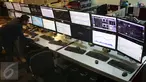 Pekerja mengecek layar indeks saham gabungan di Bursa Efek Indonesia, Jakarta, Selasa (4/4). Pada pemukaan indeks harga saham gabungan (IHSG) hari ini naik tipis 0,09% atau 4,88 poin ke level 5.611,66. (Liputan6.com/Angga Yuniar)