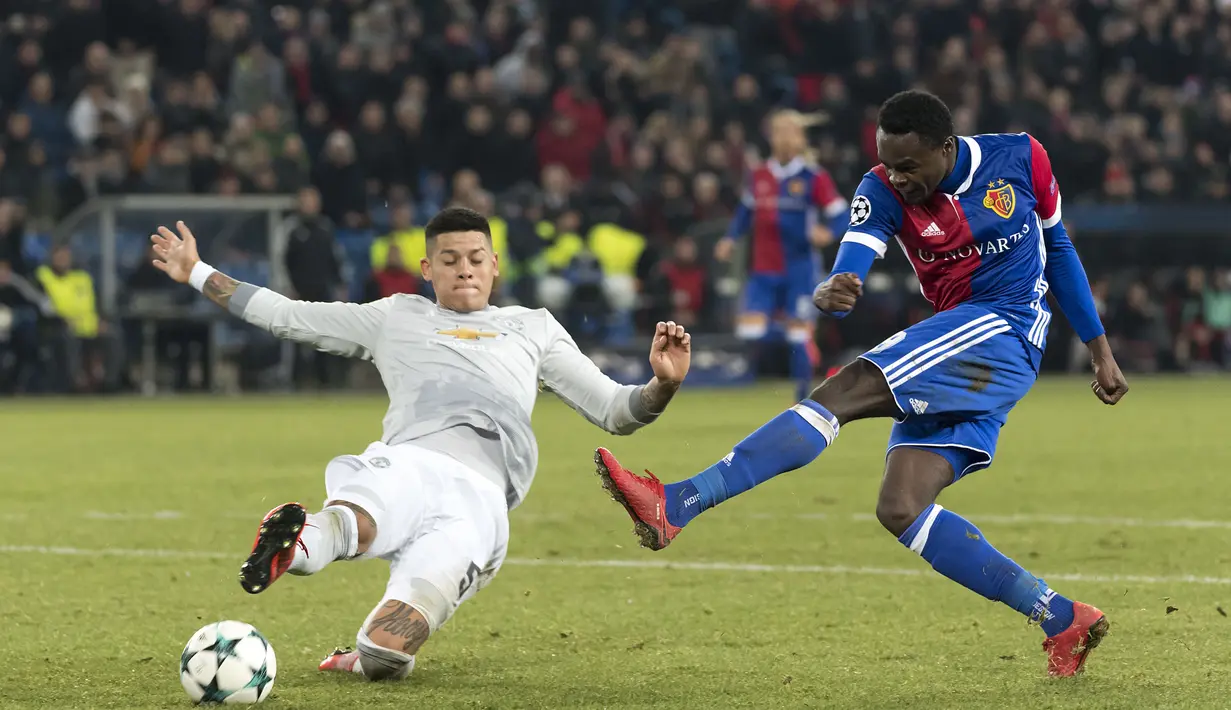 Marcos Rojo (kiri) mencoba menahan sepakan pemain Basel, Dimitri Oberlin (kanan) pada laga grup A Liga Champions di St. Jakob-Park stadium, Basel, Swiss, (22/11/2017). MU kalah 0-1 dari Basel. (Georgios Kefalas/Keystone via AP)