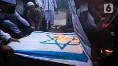Pengunjuk rasa membakar bendera negara Israel saat menggelar aksi solidaritas untuk Palestina di depan Kedutaan Besar Amerika Serikat (AS), Jakarta, Rabu (11/10/2023). (Liputan6.com/Faizal Fanani)