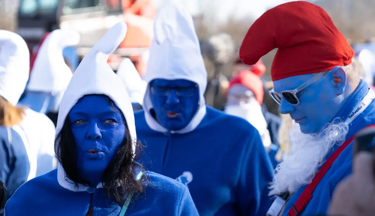 Orang-orang berpakaian dan berdandan serba biru seperti Smurf dalam upaya pemecahan rekor dunia di Lauchringen, Jerman, 16 Februari 2019. Smurf merupakan karakter yang dibuat oleh kartunis Belgia, Pierre Culliford pada 1950. (CONSTANT FORME-BECHERAT/AFP)