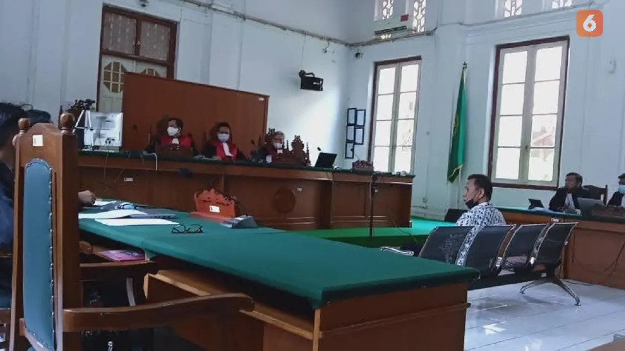 Mantan Kabiro Pembangunan Sulsel, Jumras ungkap keterlibatan kakak kandung Plt Gubernur Sulsel dalam sidang dugaan suap proyek lingkup Pemprov Sulsel yang menjerat Agung Sucipto sebagai terdakwa. (Liputan6.com/ Eka Hakim)