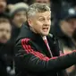 Pelatih Manchester United, Ole Gunnar Solskjaer menginstruksikan pemainnya saat berhadapan dengan Tottenham Hotspur selama pertandingan lanjutan Liga Inggris di stadion Wambley, London (13/1). MU 1-0 atas Tottenham. (AP Photo/Matt Dunham)