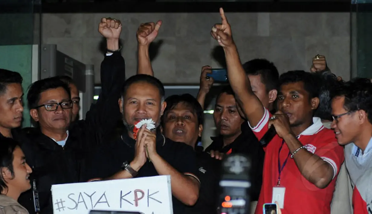 Wakil Ketua KPK, Bambang Widjojanto kembali ke gedung KPK Jakarta, Sabtu dini hari (24/1/2015). Bambang Widjojanto kembali ke gedung KPK Jakarta usai menjalani pemeriksaan di Bareskrim Mabes Polri, Jakarta. (Liputan6.com/Helmi Fithriansyah)