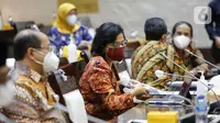 Menteri Keuangan Sri Mulyani Indrawati (kanan) mengikuti rapat kerja bersama Komisi XI DPR di Kompleks Parlemen, Senayan, Jakarta, Kamis (10/6/2021). Rapat tersebut membahas pagu indikatif Kementerian Keuangan dalam RAPBN 2022. (Liputan6.com/Angga Yuniar)
