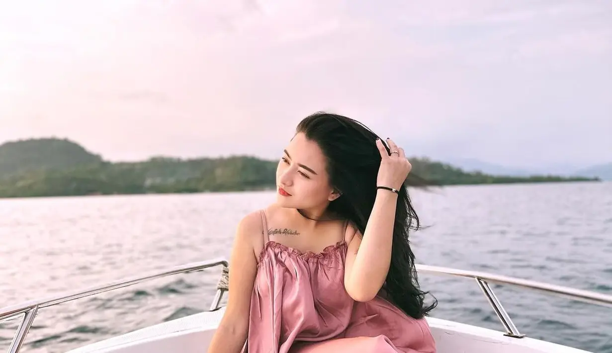 Netizen pun banyak yang setuju dengan apa yang dituliskan Nathalie. Kemudian, Nathalie yang tampil dengan long dress itu pun menuai banyak pujian dari netizen. "Makin cantikk aja 🫶🏼 bening bgt Masya Allah," tulis seorang netizen. [Foto: Instagram/nathalieholscher]
