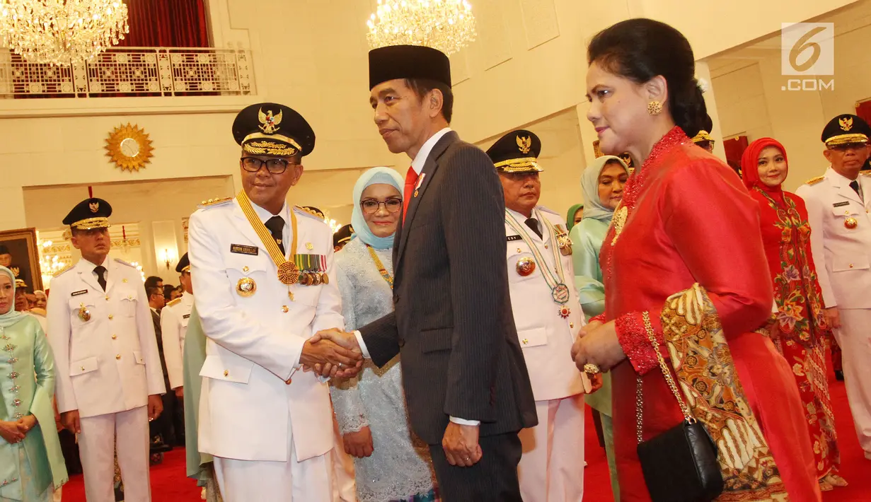 Presiden Joko Widodo atau Jokowi bersalaman dengan Gubernur Sulawesi Selatan Nurdin Abdullah saat acara pelantikan gubernur dan wakil gubernur hasil Pilkada 2018 di Istana Negara, Jakarta, Rabu (5/9). (Liputan6.com/HO/Wan)