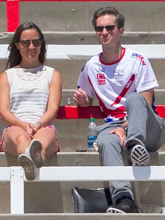 James Matthews adalah kekasih Pippa Middleton yang tak ada darah kerajaan. Ia adalah seorang pria dari keluarga menengah. Pippa sangat menganggumi sifat James karena dirinya mudah berbaur dan berwawasan luas. (Dailymail/Bintang.com)