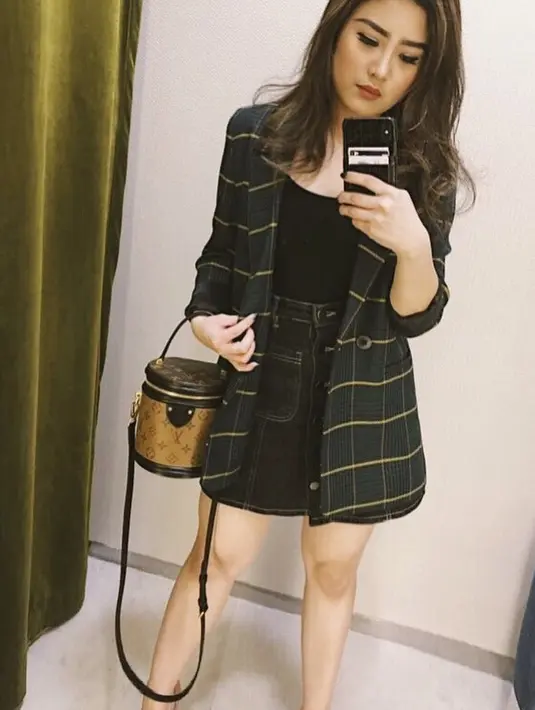 Tampil kasual namun tetap feminim, Valencia mengenakan long blazer bermotif geometris dengan inner tanktop hitam, dipaduka mini skirt dan tas Louis Vuittonnya. @valenciatanoe