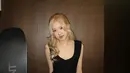 Penampilan simpel lainnya dari Rose pakai mini dress hitam dengan garis leher yang dalam. [Foto: Instagram/roses_are_rosie]