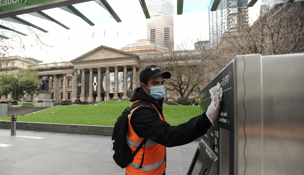 Seorang petugas sanitasi membersihkan fasilitas publik di Melbourne, Australia (3/8/2020). Melbourne memasuki pembatasan Tahap 4 dengan aturan yang lebih ketat sebagai upaya untuk membatasi pergerakan masyarakat dan penyebaran COVID-19. (Xinhua/Bai Xue)