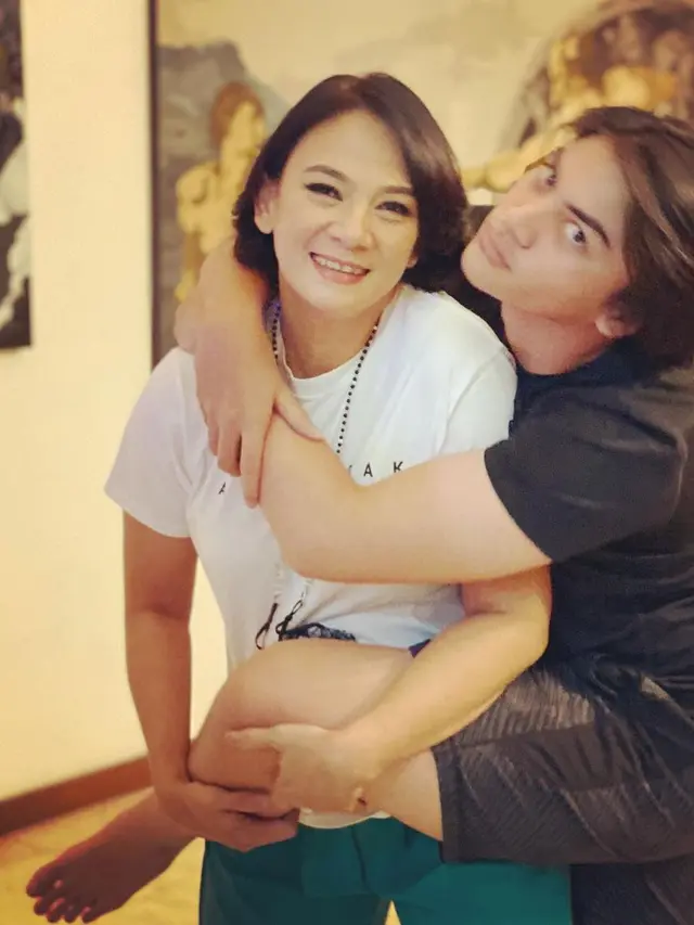 6 Potret Kebersamaan Dian Nitami dan Putra Bungsunya, Bak Kakak Adik