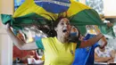 Fans cantik merayakan gol saat Brasil melawan Kosta Rika pada laga grup E Piala Dunia 2018 di Framingham, AS, (22/6/2018). Brasil menang 2-0. (AP/Michael Dwyer)