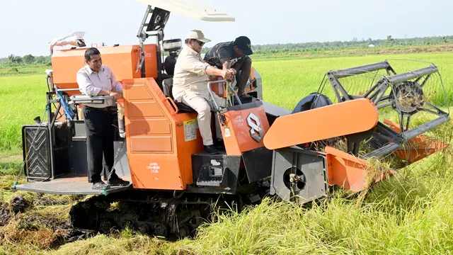 Presiden Prabowo Subianto dan Mentan Amran Sulaiman meninjau langsung proses tanam dan panen padi di Desa Telaga Sari, Distrik Kurik, Kabupaten Merauke.