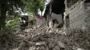 Lebih dari 8.000 rumah dilaporkan hancur. (AP Photo/Nava Jamshidi)