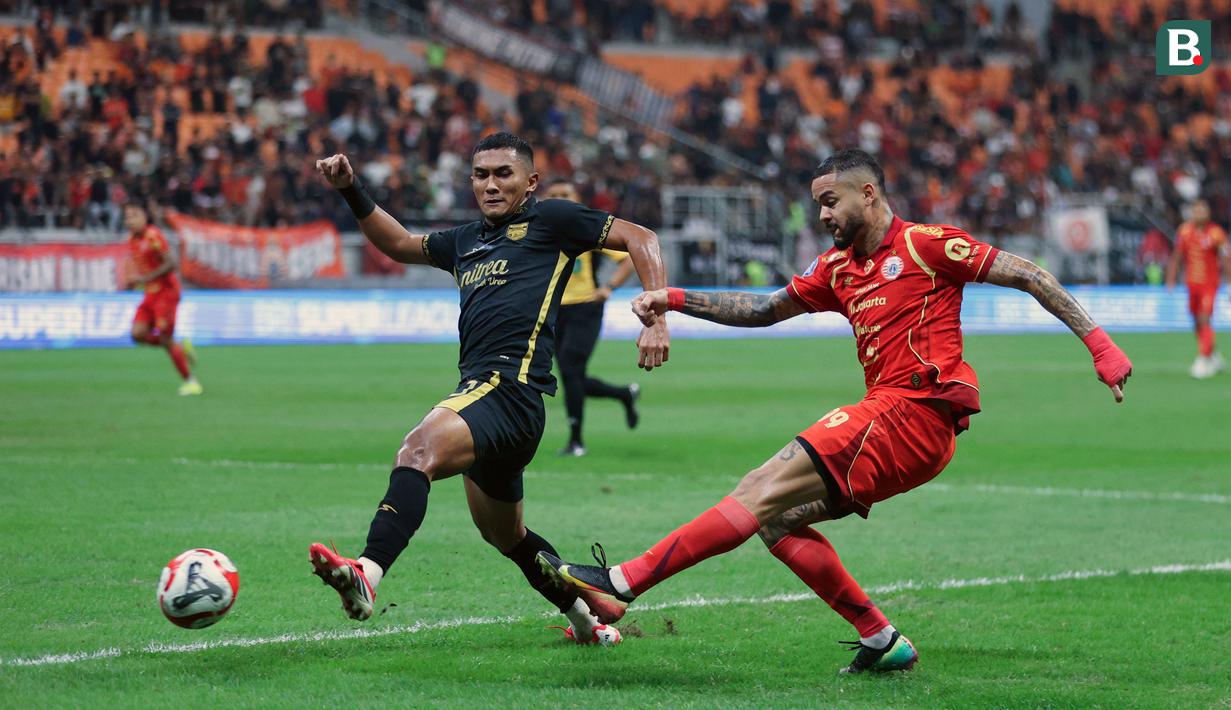 Pemain Persija Jakarta, Maxwell Souza (kanan) berusaha melesatkan bola ke gawang dibayangi pemain Borneo FC, Rivaldo Pakpahan dalam laga lanjutan BRI Super League 2025/2026 di Jakarta International Stadium (JIS), Jakarta Utara, Selasa (03/03/2026). (Bola.com/M Iqbal Ichsan)