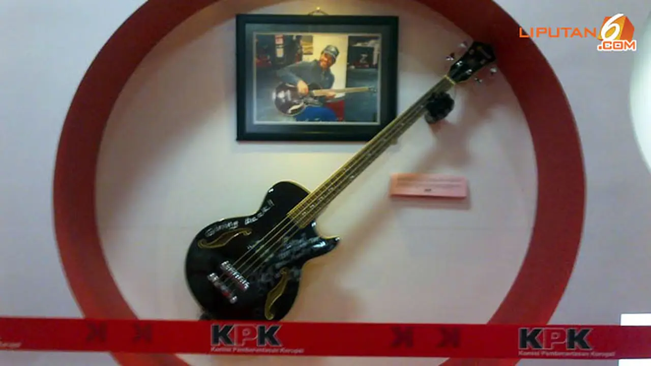 gitar-jokowi-lelang-131211b.jpg