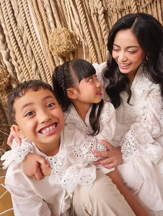 Rachel Vennya bersama kedua anaknya kenakan busana kembar bernuansa lace warna putih [@rachelvennya]