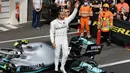Selebrasi pebalap Mercedes Lewis Hamilton setelah menjuarai F1 GP Prancis 2019 di Sirkuit Paul Ricard, Minggu (23/6/2019). Hamilton tampil dominan dan menjadi juara F1 GP Prancis 2019. (AP Photo/Claude Paris)