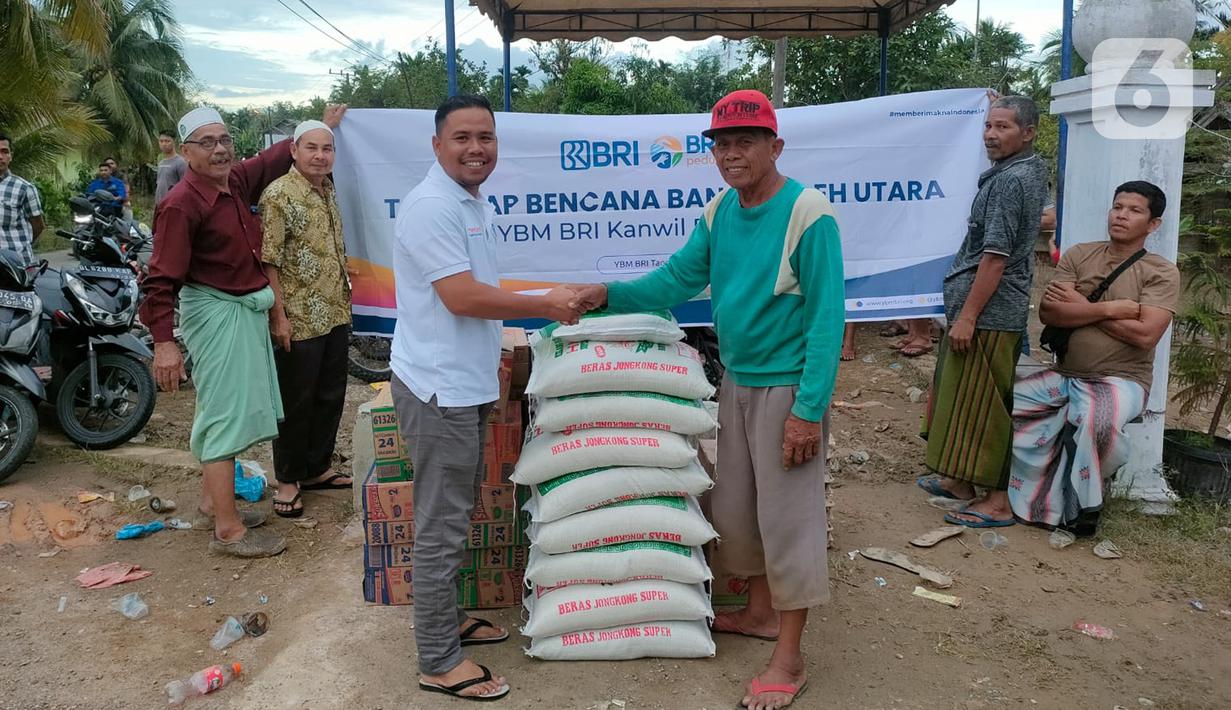 BRILian (Pekerja BRI) memberikan bantuan kepada masyarakat terdampak banjir bandang di Aceh Utara, Provinsi Aceh, Selasa (04/01/22). BRI mengambil langkah cepat dengan memberikan bantuan tanggap bencana berupa paket sembako di 5 titik posko pengungsi atau desa. (Liputan6.com/HO/Humas BRI)
