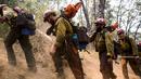 Petugas tampak menyusuri lokasi kebakaran di kawasan Hutan Nasional Sierra di California, AS, Jumat (21/8/2015). kemarau terburuk yang melanda California, mengakibatkan kebakaran hutan yang meluas di kawasan Hutan Nasional Sierra. (REUTERS/Max Whittaker)