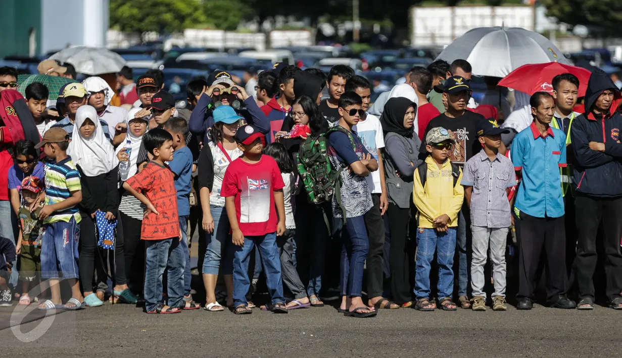 Masyarakat memadati sekitaran Taxi Way Skuadron Udara Bandara Halim Perdanakusuma untuk menyaksikan atraksi HUT TNI-AU ke-71, Jakarta, Minggu (9/4). (Liputan6.com/Faizal Fanani)