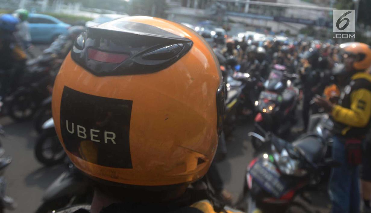 Pengemudi Uber melakukan konvoi perpisahan Bundaran HI, Jakarta, Sabtu (7/4). Setelah Uber di akuisisi oleh perusahaan Grab kini sebagaian besar driver berpindah ke Gojek. (Merdeka.com/Imam Buhori)