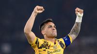 Striker Inter Milan, Lautaro Martinez, berselebrasi setelah menjebol gawang Feyenoord pada leg pertama 16 besar Liga Champions 2024/2025 di De Kuip, Rotterdam, Belanda, Kamis (6/3/2025) dini hari WIB. (AFP/John Thys)