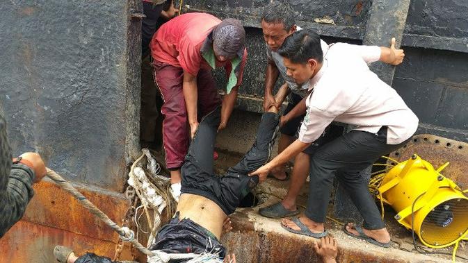 Salah satu ABK yang meninggal karena kekurangan oksigen di bunker kapal. (Liputan6.com/M Syukur)