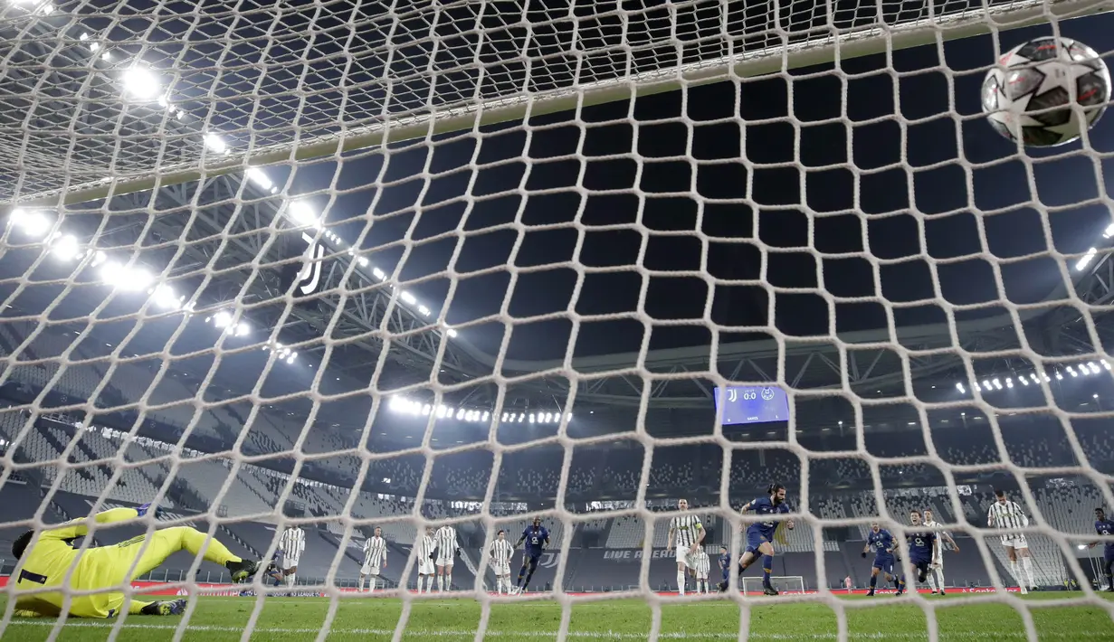 Pemain Porto, Sergio Oliveira, mencetak gol ke gawang Juventus pada laga Liga Champions di Stadion  Allianz, Rabu (10/3/2021). Juventus tersingkir karena skor agregat 4-4. (AP/Luca Bruno)