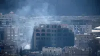 Asap membumbung yang bersumber dari Kedutaan Iran di Yaman yang berkedudukan di Sana'a. Kebakaraan diduga dipicu oleh pertempuran antara kelompok Houthi dan kelompok pro eks-Presiden Ali Abdullah Saleh (4/12/2017)