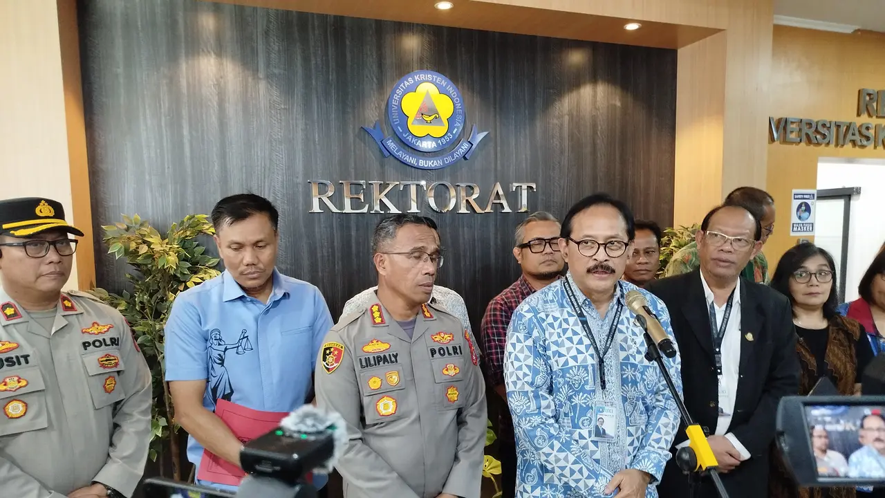Rektor Universitas Kristen Indonesia (UKI) Dhaniswara K. Harjono memberikan keterangan pers terkait kematian mahasiswa bernama Kenzha Ezra Walewangko, Jumat (7/3/2025). (Liputan6.com/Ady Anugrahadi)