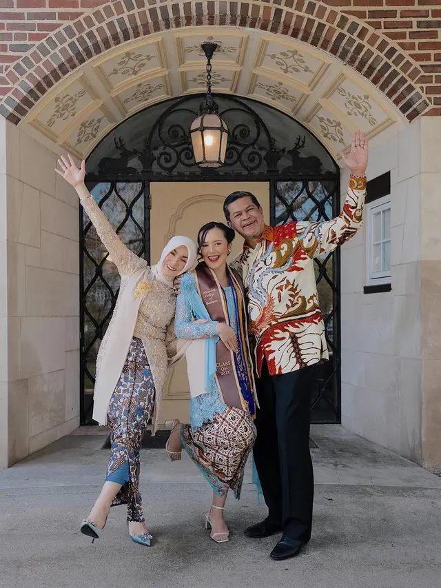 Beby Tsabina raih gelar sarjana Western Michigan University, Amerika Serikat (Foto: Instagram bebytsabina)