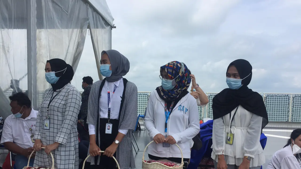 Keluarga korban pesawat jatuh Sriwijaya Air SJ melakukan tabur bunga dari atas Kapal KRI Semarang, di Kepulauan Seribu, Jumat (22/1/2021).