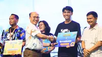 Sekretaris Jenderal Kemnaker, Anwar Sanusi menyerahkan hadiah kepada pemenang Kompetensi Keahlian Instruktur Nasional (KKIN) tahun 2024 untuk tingkat Regional Wilayah Barat 1 di Padang, Sumatera Barat, Rabu (8/5/2024).