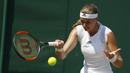 Gaya Kristina Mladenovic mengembalikan bola kearah Alison Riske pada hari keempat tunggal putri di Wimbledon Tennis Championships 2017, London , (6/7/2017). Kristina kalah 6-2, 4-6, 4-6. (AP/Alastair Grant)