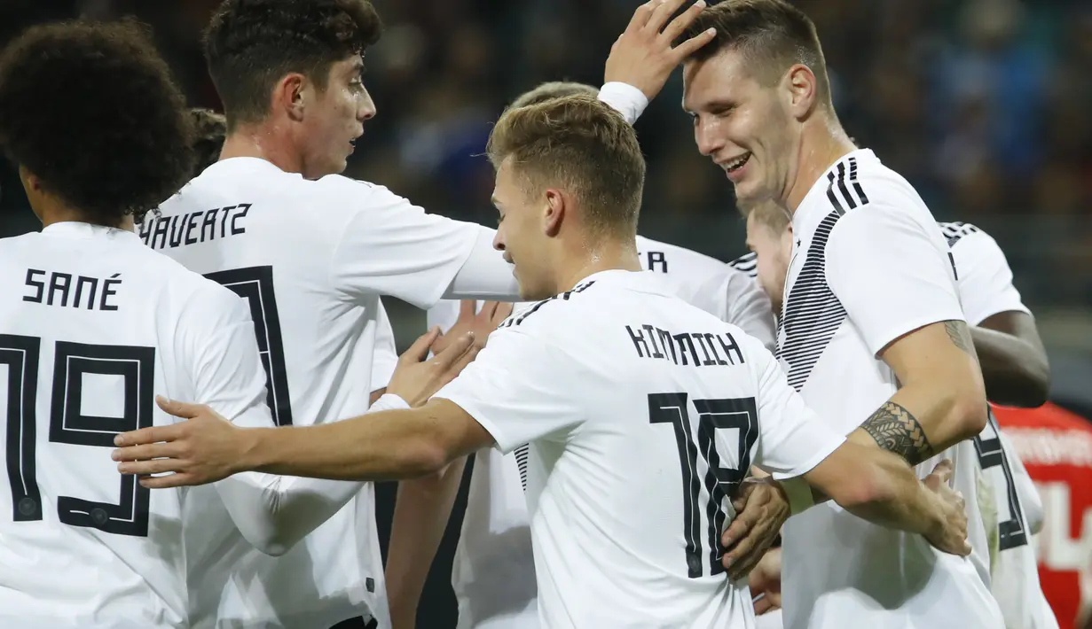 Selebrasi bek timnas Jerman, Nicklas Sule usai mencetak gol kedua timnas Jerman pada laga persahabatan kontra Rusia di Stadion Red Bull Arena, Leipzig. Timnas Jerman menang 3-0. (AFP/Odd Andersen)