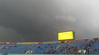 Awan hitam di langit Stadion Si Jalak Harupat, Soreang, Kabupaten Bandung, Selasa (14/11/2023), yang membuat laga antara Senegal U-17 vs Polandia U-17 di Grup D Piala Dunia U-17 2023 harus ditunda. (Bola.com/Ikhwan Yanuar Harun)