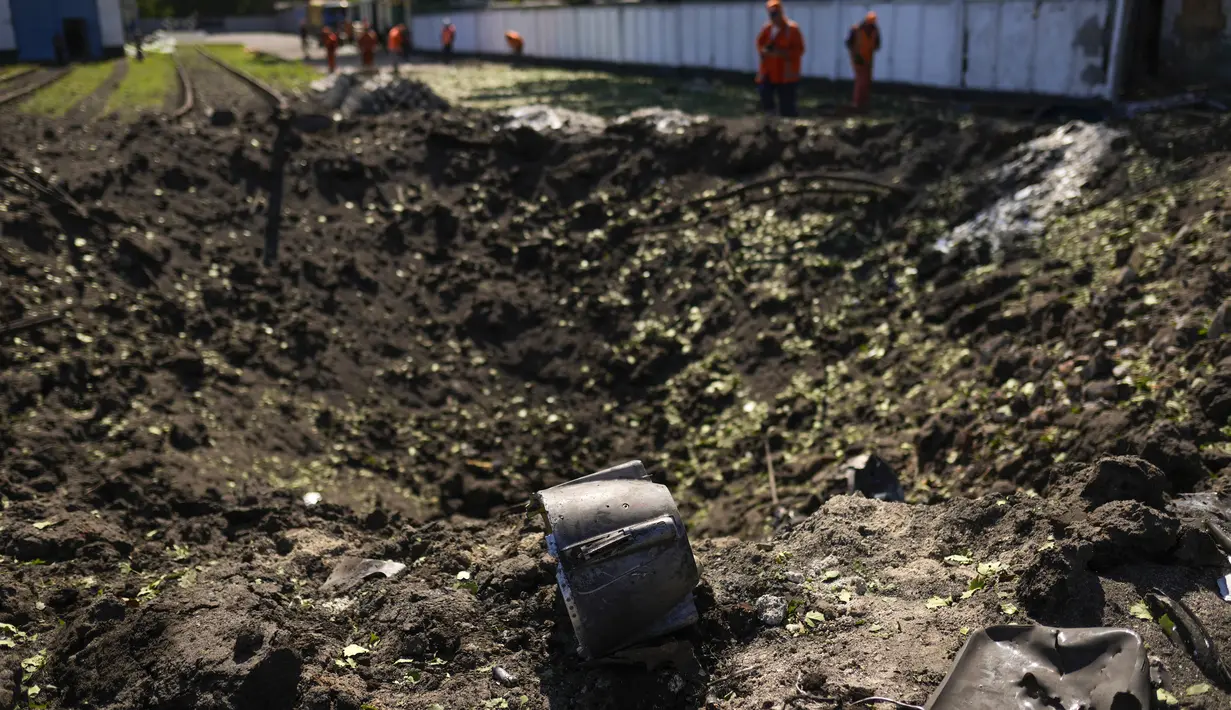 Sepotong roket terletak di sebelah kawah setelah serangan Rusia di Pokrovsk, Ukraina timur, Rabu (25/5/2022). Dua roket menghantam kota Pokrovsk, di wilayah Donetsk pada Rabu pagi, menyebabkan sedikitnya empat cedera. (AP Photo/Francisco Seco)