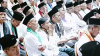 Marbot masjid Jakarta yang diberangkatkan untuk umrah mendengar kata sambutan Gubernur DKI Jakarta Anies Baswedan di Balai Kota, Jumat (9/11). Para marbot berasal dari masing-masing kelurahan di berbagai wilayah Jakarta. (Liputan6.com/Immanuel Antonius)