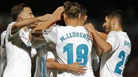 Para pemain Real Madrid merayakan gol yang dicetak Lucas Vazquez ke gawang Fuenlabrada pada laga Copa del Rey di Stadion Fernando Torres, Madrid, Kamis (26/10/2017). Fuenlabrada kalah 0-2 dari Madrid. (AP/Francisco Seco)