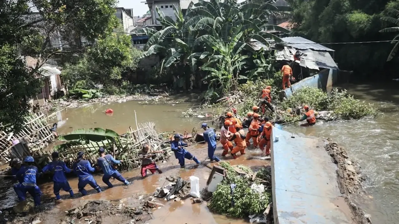 Tanggul baswedan jebol akibat debt air tinggi.