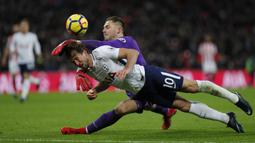 Harry Kane. Striker Inggris berusia 28 tahun yang telah 12 musim memperkuat Tottenham Hotspur dan kini menjadi incaran serius Manchester United musim depan ini menjadi top skor di Eropa sebanyak 1 kali pada tahun 2017. Ia mampu mencetak 57 gol, termasuk 7 gol bersama timnas. (AFP/Adrian Dennis)