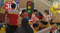 Suasana gerai salon anak di Mall Senayan City, Jakarta, Senin (15/6/2020). Pusat perbelanjaan atau mal di Jakarta kembali dibuka pada Senin (15/6) di masa PSBB transisi dengan jumlah pengunjung masih dibatasi hanya 50 persen dari kapasitas normal. (Liputan6.com/Herman Zakharia)