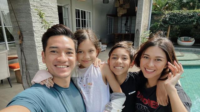 Potret kompak keluarga Andrew White dan Nana Mirdad